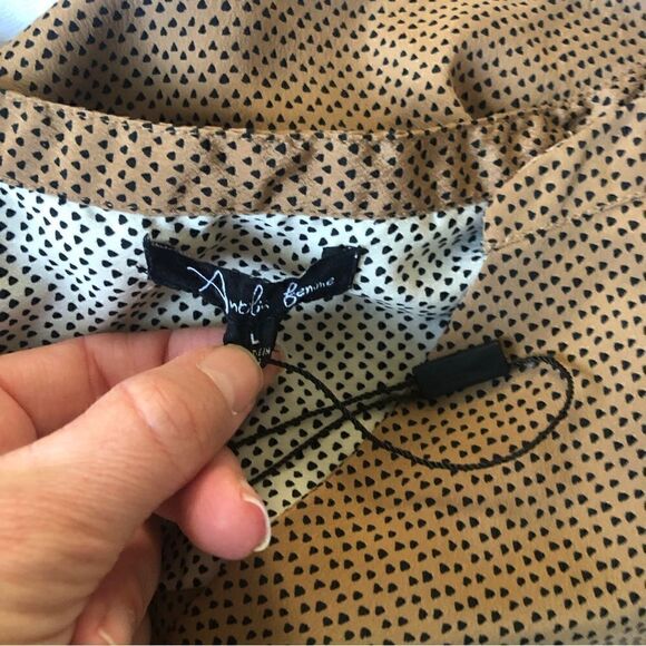 Antilia Femme dotted v-neck blouse NWOT size large - Picture 9 of 9